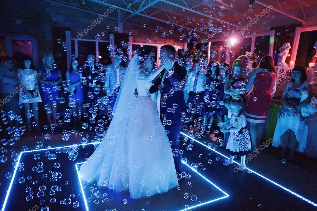 Tanzende Hochzeitsgäste